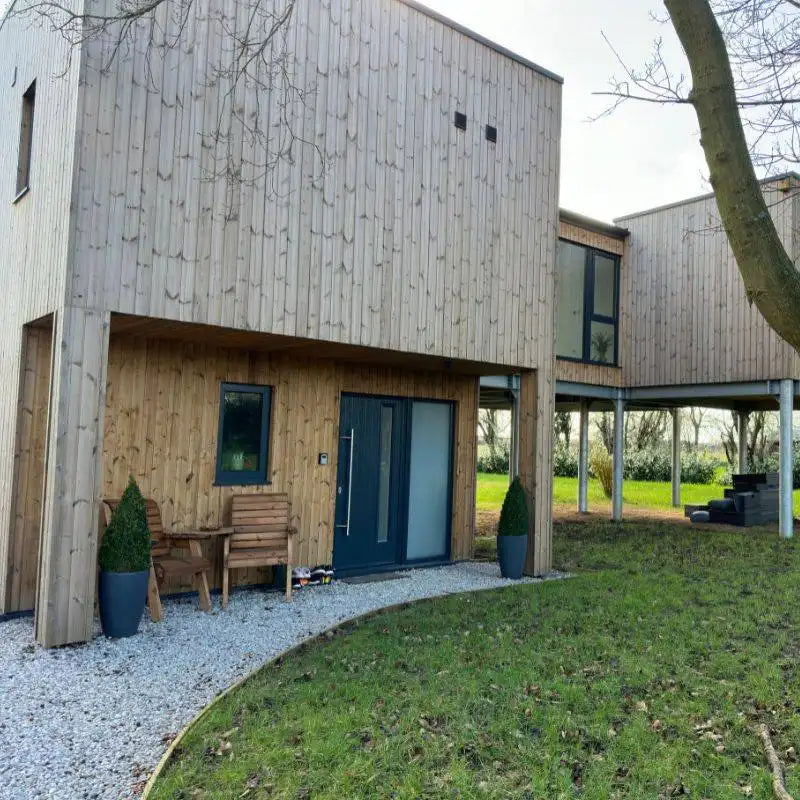 Vivienda de diseño contemporáneo con calefacción infrarroja invisible iHelios en el techo y sin radiadores de pared.